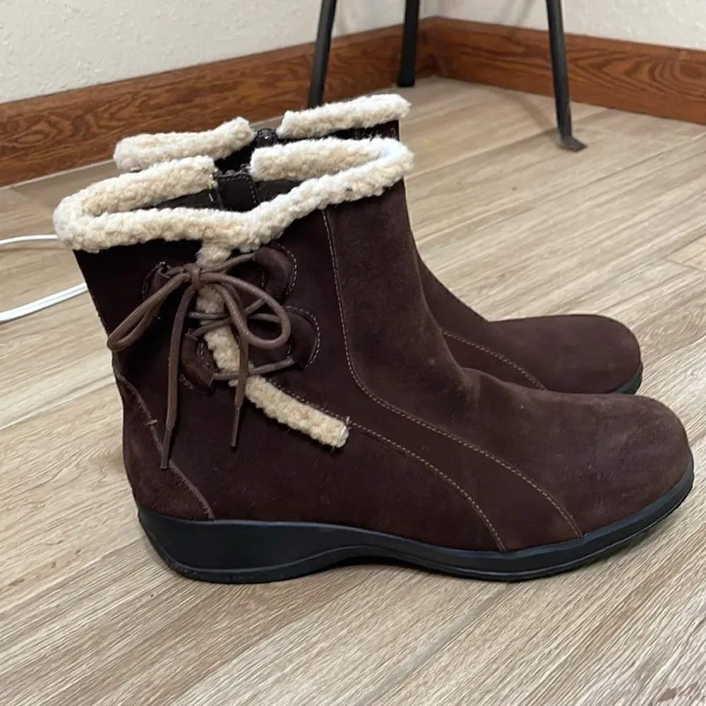 CLARKS BENDABLES brown leather boots